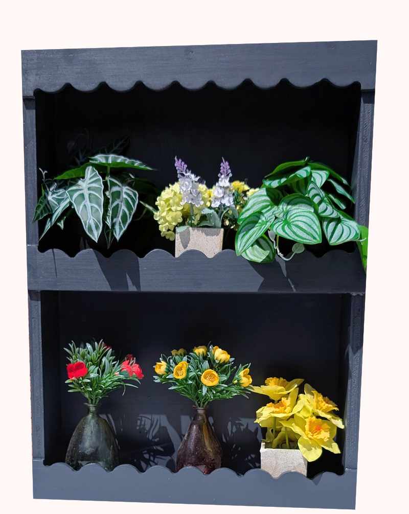 Wit houten muurkastje met drie vakken met decoratieve potjes